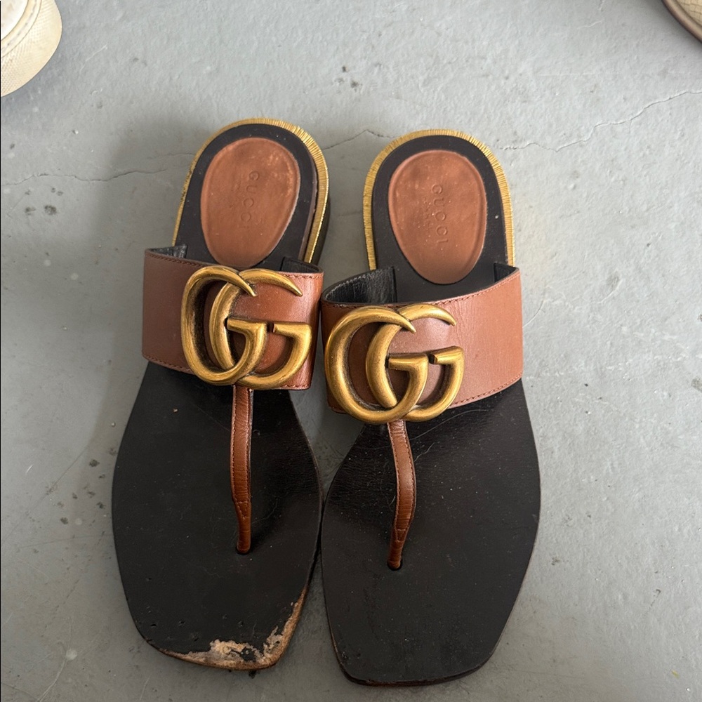 Gucci Tan and Black Sandals with Gold Emblem